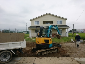 整地を行う職人さん